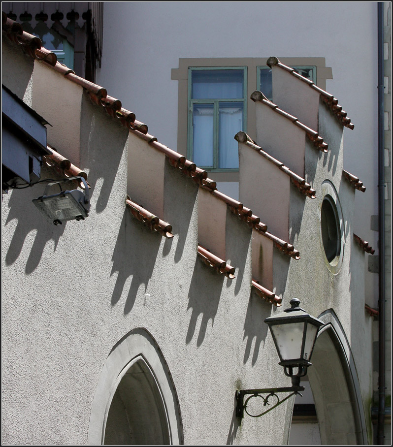 . Schnes Schattenspiel - Kleine Ziegelabdeckungen auf den Zinnen einer Mauer an der Hussenstrae. Konstanz, 17.06.2013 (Matthias)