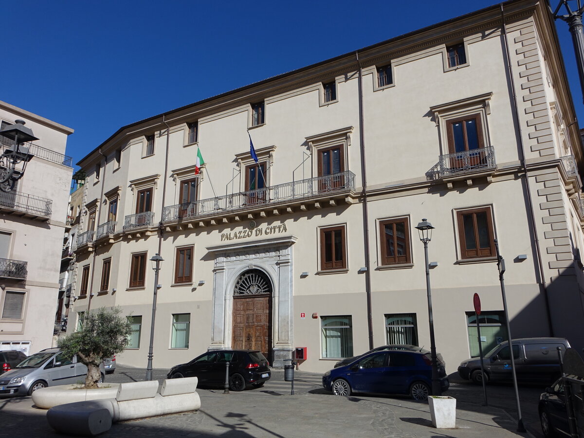 Corigliano, Rathaus an der Piazza del Popolo (07.04.2024)
