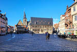 UNESCO-Welterbe und daher beliebtes Reiseziel: die Stadt Quedlinburg, hier mit dem Rathaus und dem Turm der Marktkirche St.