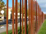 Durchlssige Mauer - diese Stahl-Stehlen symbolisieren den Verlauf der Berliner Mauer an der Bernauer Strae, bieten aber gengend Mglichkeiten zum Durchqueren.