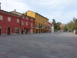 Castelfranco Emilia, Brunnen und Gebude an der Piazza Giuseppe Garibaldi (11.04.2024)