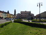 Novellara, Huser und Denkmal an der Piazza Unita d`Italia (12.04.2024)