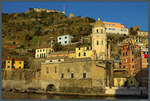 Direkt am Ufer des Hafens von Vernazza liegt die Kirche Santa Margherita.