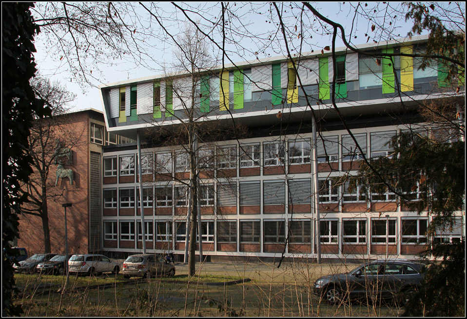 . Aufstockung der Maybachschule in Stuttgart-Bad Cannstatt. Bezugnehmend auf den Namen der Schule soll die Architektur an eine Fahrzeugkarosserie erinnern. 23.03.2011 (Matthias)