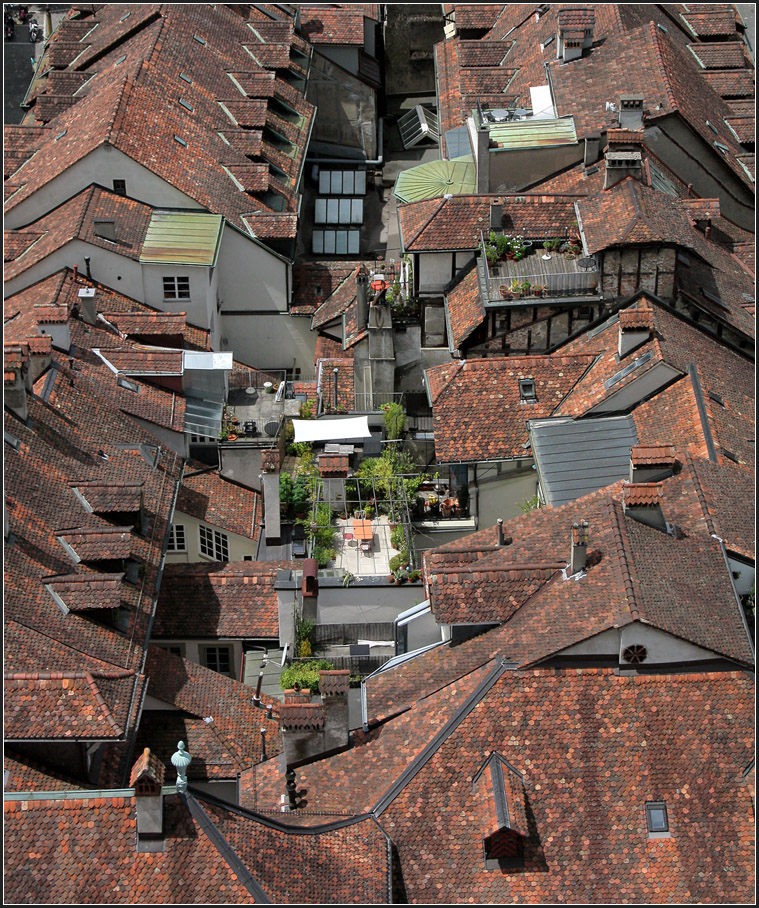 . Bern vom Mnsterturm aus gesehen - Blick auf die Dcher (und Terrassen) zwischen der Herren- und der Mnstergasse. 21.06.2013 (Matthias)