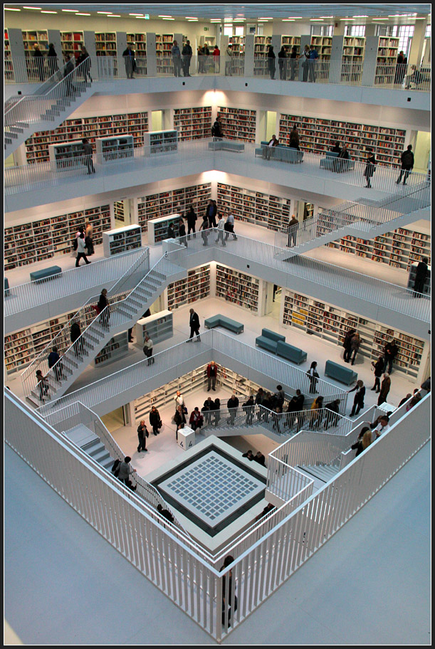 . Bchertrichter - Den Lesesaal der neuen Stadtbibliothek in Stuttgart. Architekt: Eun Young Yi (Kln), Fertigstellung: 10.2011. Aufgenommen am Tag der Offen Tr im Oktober 2011 (Matthias)