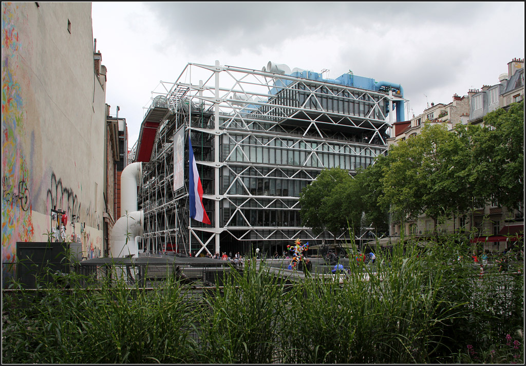 . Centre Pompidou - Anders als die Stadt drumherum, trotzdem passt das Bauwerk, vergleichbar eine Kathedrale ins Stadtbild. Frhwerk (1977) von Renzo Piano und Richard Rogers, beide heute sehr bekannte Architekten. 18.07.2012 (Matthias)