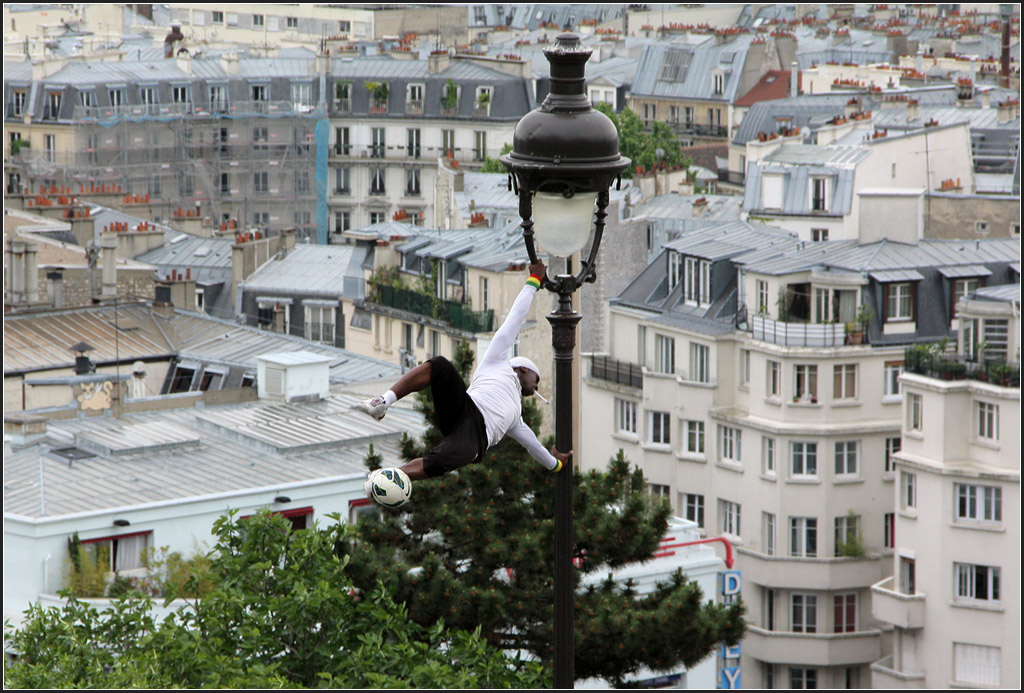 . Den Ball gut im Griff - Bei aller Akrobatik flog diesem Ballknstler sein Ball nie davon. Paris, Montmartre. 11.06.2013 (Matthias)