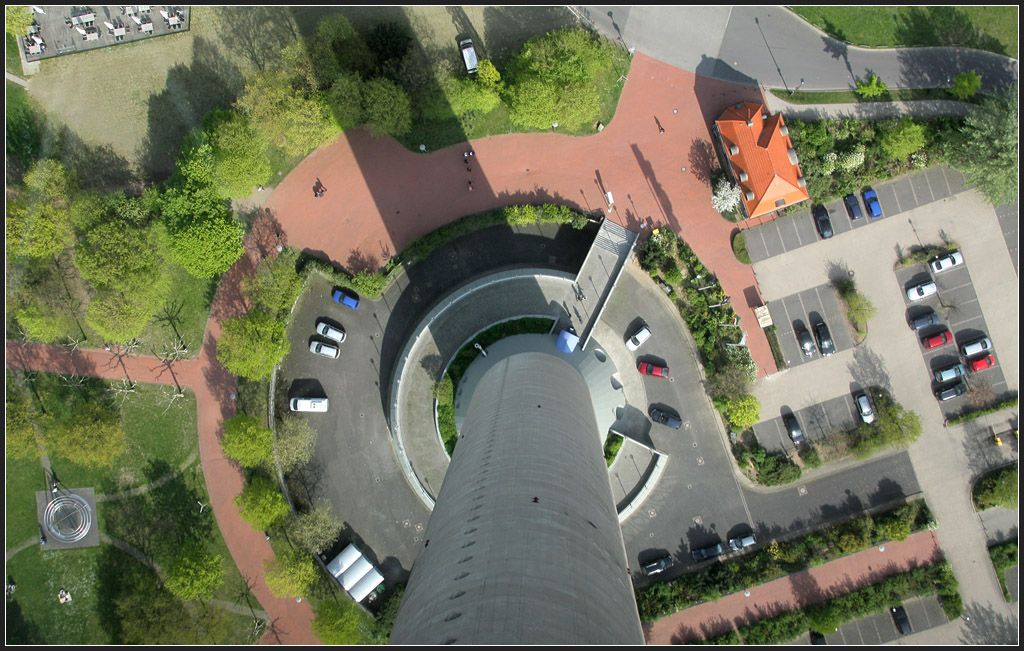 . Der Blick nach unten - Fernsehturm Dsseldorf, April 2011 (Matthias)