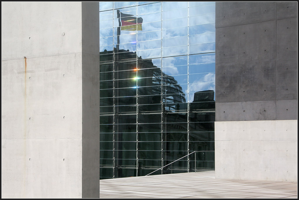. Der Reichstag im Bundestag - Im Maria-Elisabeth-Lders-Haus des Bundestages spiegelt sich der Reichstag. August 2011 (Matthias)
