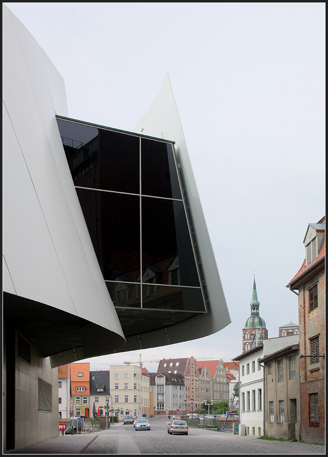 . Die Moderne in alter Stadt - Das Ozeaneum kontrastiert in positiver Weise mit der alten Stadtansicht von Stralsund. August 2011 (Matthias)