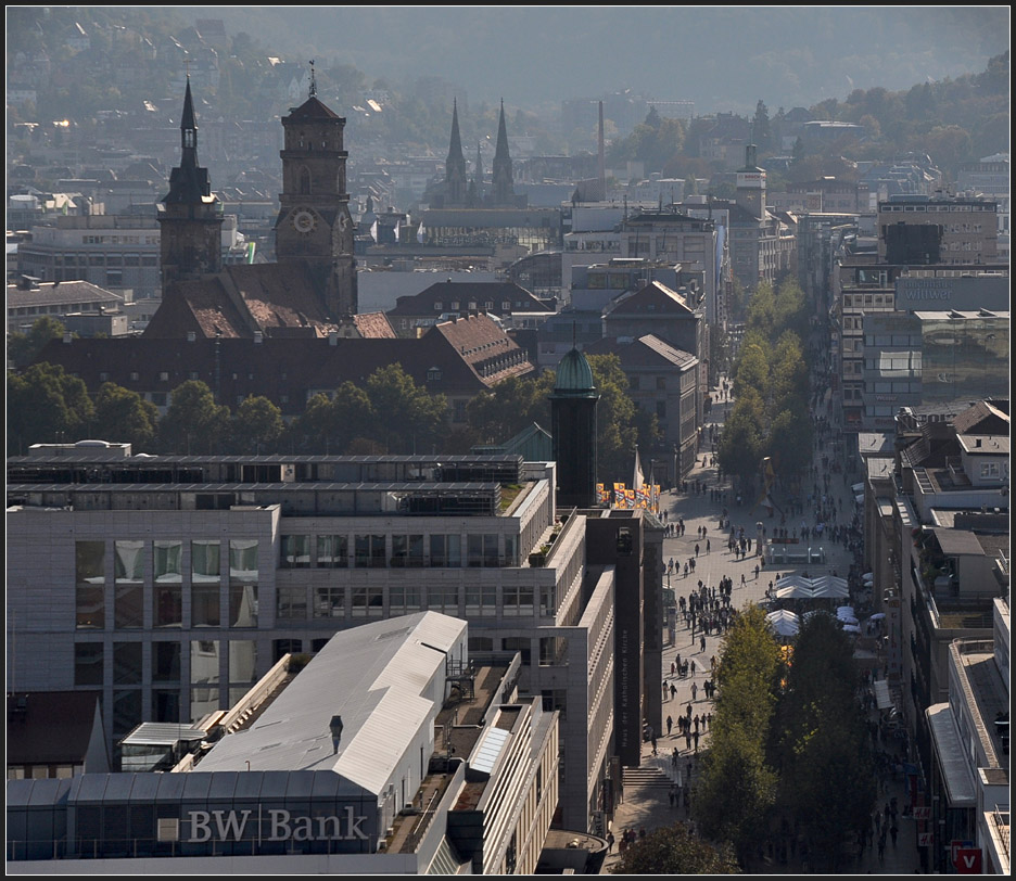 . Die Schwabenmetropole - Blick vom Bahnhofsturm auf die Innenstadt von Stuttgart. Rechts die Knigstrae, links die Trme der Stiftskirche, in Hintergrund die St.-Maria-Kirche. Oktober 2011 (Jonas) 
