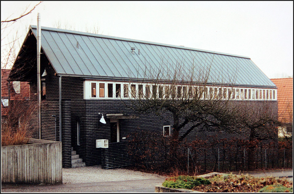 . Ein Einfamilienhaus mit Bro unter dem Satteldach in Karlsruhe. Architekten: Lederer, Ragnarsdttir, Oei, Fertigstellung: 1994. 02.2001 (Matthias)