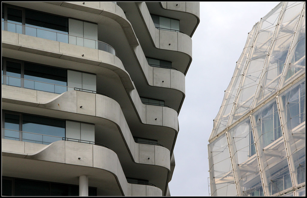 . Ein ungleiches Paar - Whrend der Marco-Polo-Wohnturm runde Formen zeigt, wurde das Unileverhaus mit einer Folie verkleidet. 28.08.2011 (Matthias)