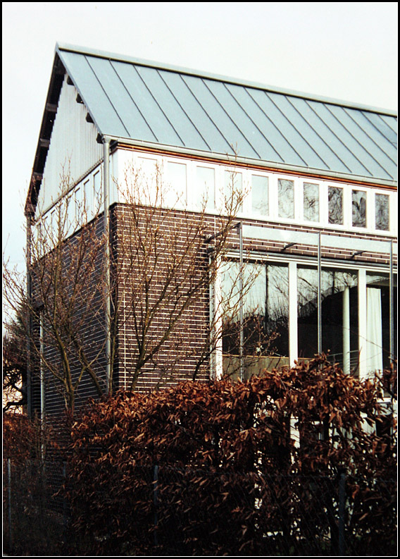 . Einfamilienhaus in Karlsruhe: Die Wohngeschosse sind zum Garten hin ziemlich verglast. Das Bro unter dem Satteldach hat ein umlaufendes Fensterband. 02.2001 (Matthias)