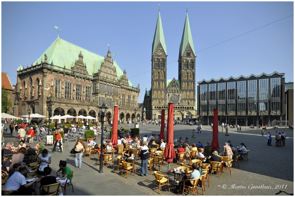  Frhling - Touristen genieen am 20.04.2011 die Sonne in der guten Stube Bremen´s.
Der Marktplatz ist einer der schnsten in Europa.
