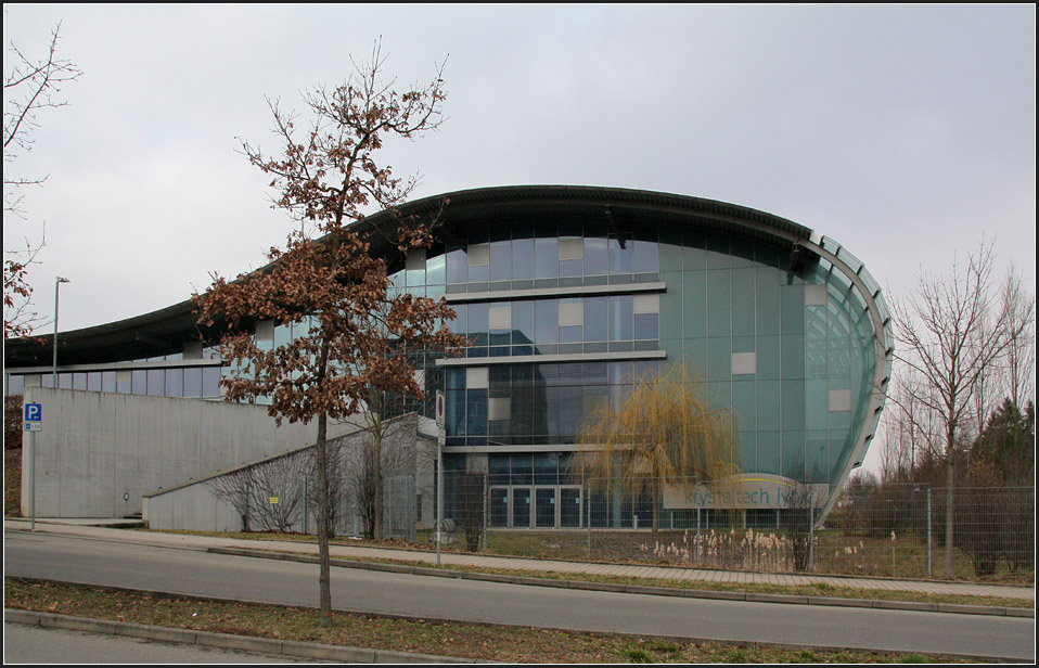 . Glserne Welle - Blick auf die Sdfassade diese Verwaltungsgebudes in Reutlingen-Orschelhagen. In der Rundung rechts findet sich ein Wintergarten. Februar 2011 (Matthias)