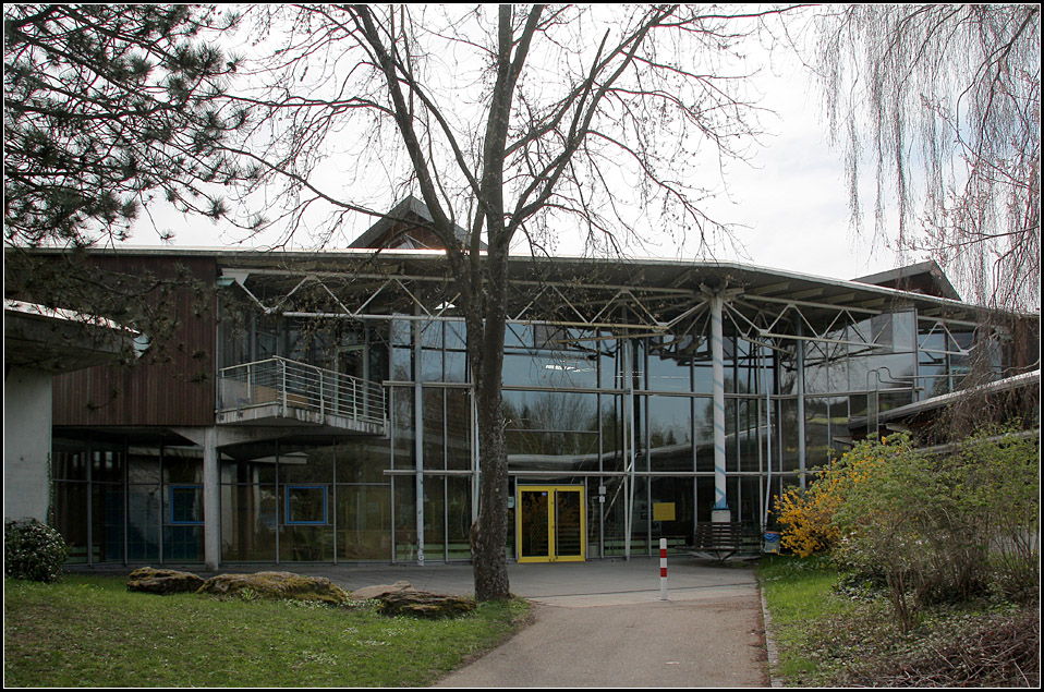. Hauptschule Lorch: Die zentrale Halle ffnet sich mit eine groen Glaswand in Richtung Nordosten. Dort befindet sich auch der Eingang. Das Schulgelnde wird von ffentlichen Fuwegen durchzogen. 18.04.2010 (Matthias)