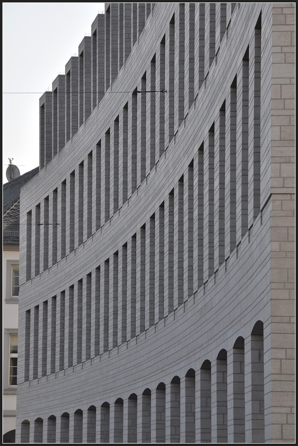 . Konkave Krmmung - L-Bank in Karlsruhe am Schloplatz, Planer: Weinmiller Architekten, Fertigstellung: 2008, November 2011 (Jonas)