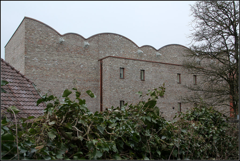 . Kunstmuseum Ravensburg - Ungewhnliches Dach, mit konisch zulaufenden Gewlbekappen, im Profil als kleine und groe Bgen sichtbar. 06.04.2013 (Matthias)