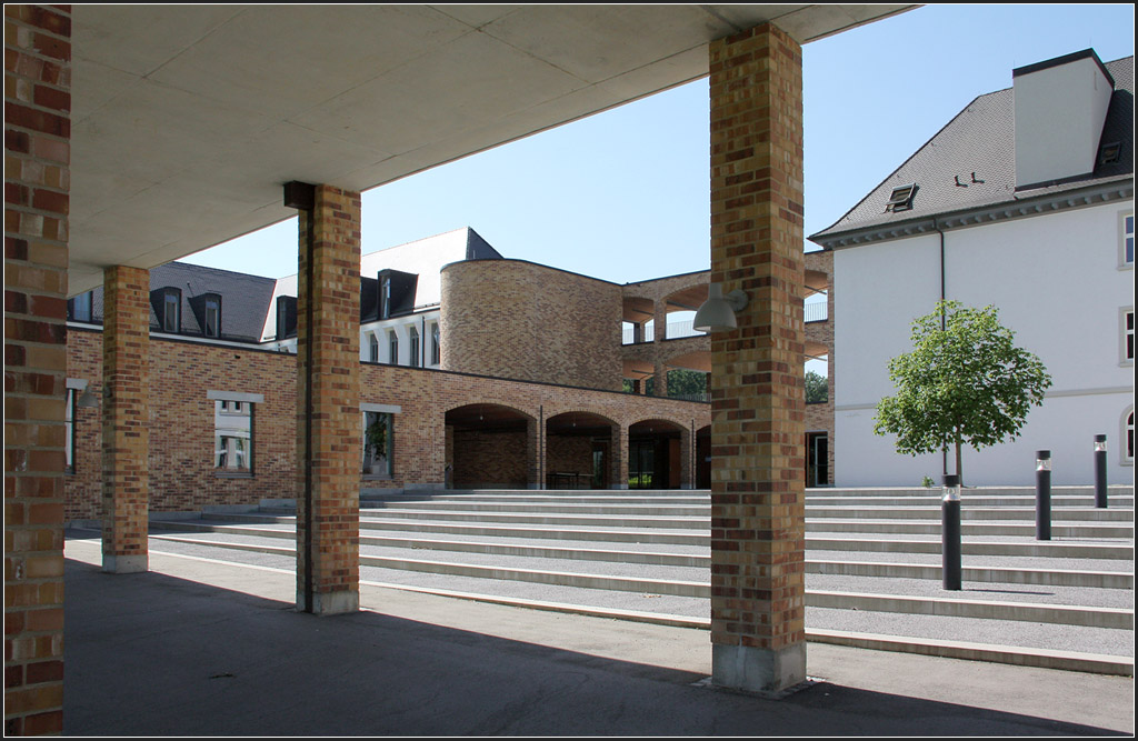 . Marianum Kloster Hegne, Allensbach - Blick durch die Arkaden in den Eingangshof. 17.06.2013 (Matthias)
