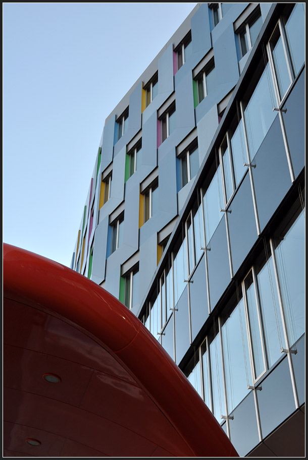 . Modern und farbig - Bankgebude der LB Bw in Karlsruhe. Architekten: Wilford Schupp Architekten (Stuttgart), Fertigstellung: 2007. November 2011 (Jonas)