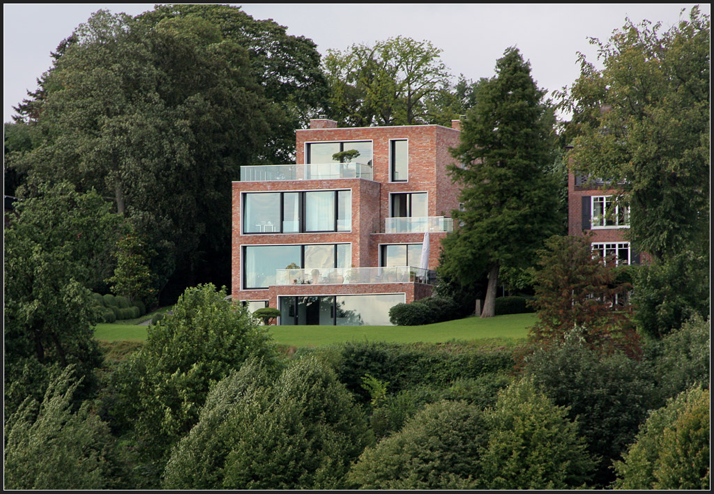 . Moderne Villa - An der Elbchaussee in Hamburg steht eine vom britischen Architekten David Chipperfield geplante Villa, Fertigstellung: 2008 (Matthias)