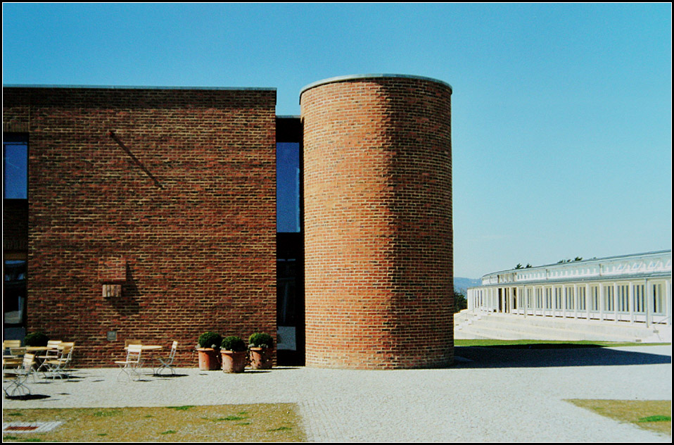 . Salem International College berlingen - Auch bei dieser Anlage finden sich fr das Architekturbro typische abgerundete Treppenhaus. Aufnahme ca. 2001 (Matthias)