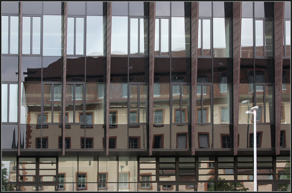 . Spiegelung des Gegenbers - In der Glasfassade des Deutschhaus Gymnasiums in Wrzburg spiegelt sich das gegenberliegende Gebude. Ich empfand den Neubau als Fremdkrper in seinem Umfeld, wie die Spieglung verdeutlicht. August 2008 (Matthias)