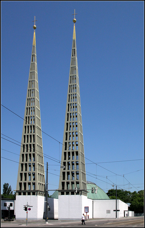 . Spitze, hohe Kirchtrme - Die Don-Bosco-Kirche in Augsburg entstand Anfang der 1960er Jahre nach den Plnen von Thomas Wechs und Junior. Die beiden ungewhnlichen Trme sind 69,5 Meter hoch. 26.05.2012 (Matthias)