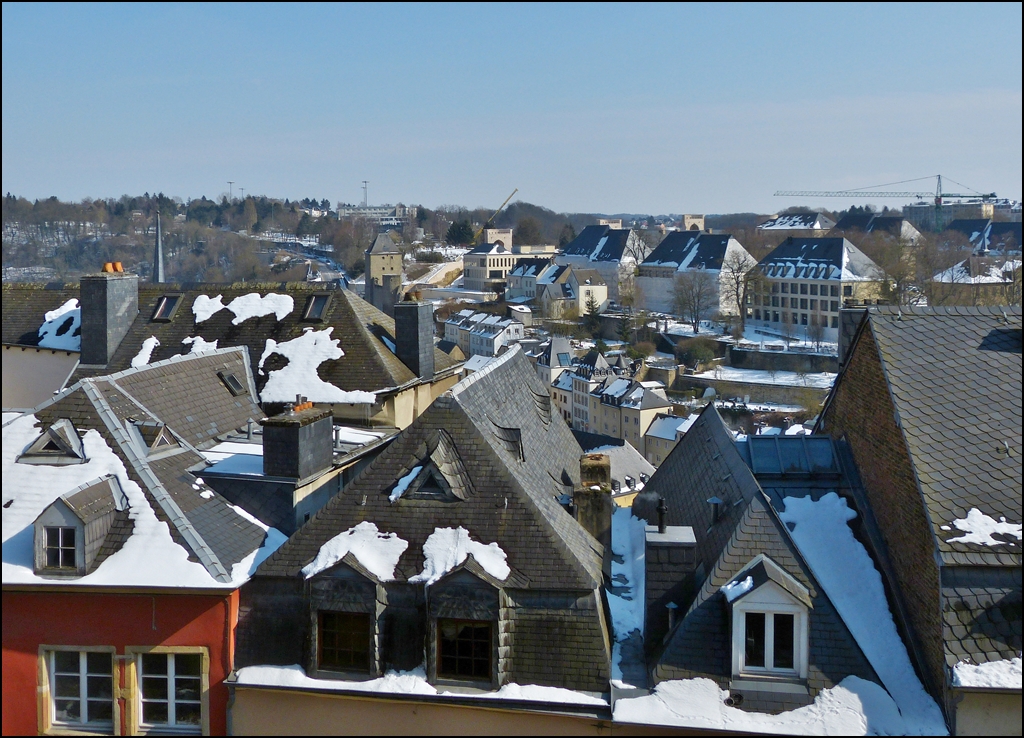 . Stadt Luxemburg - Blick ber die Dcher der Rue Large (Brdewee) in Richtung Rhamplateau (Rumm-Plateau). 15.03.2013 (Jeanny)