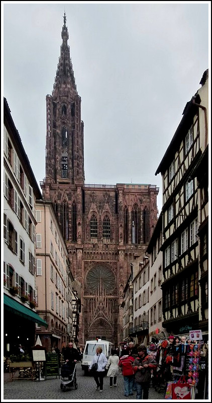 - Straburg, die Stadt der architektonischen Gegenstze - Das Liebfrauenmnster (frz. Cathdrale Notre-Dame) in Straburg ist ein rmisch-katholisches Gotteshaus und gehrt zu den bedeutendsten Kathedralen der europischen Architekturgeschichte sowie zu den grten Sandsteinbauten der Welt. Das Mnster wurde 1176 bis 1439 aus rosa Vogesensandstein errichtet. Das Gebude entstand zunchst im romanischen, dann im gotischen Stil. Von 1647 bis 1874 war das Mnster mit seinem 142 Meter hohen Nordturm das hchste Bauwerk der Menschheit. Das Straburger Mnster ist mit seiner charakteristischen asymmetrischen Form (der Sdturm wurde nie gebaut) bis heute das Wahrzeichen des Elsass und auch vom drei Kilometer entfernten deutschen Rheinufer, von den Vogesen und dem Schwarzwald aus sichtbar. 28.10.2011 (Jeanny)
