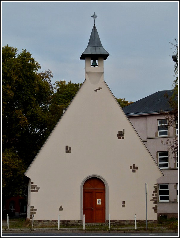 - Straburg, die Stadt der architektonischen Gegenstze - Die kleine Kirche St Urbain steht im Straburger Stadtteil Neudorf. 30.10.2011