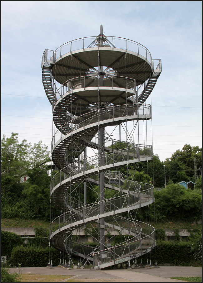 . Turm und mehr - 

Der Schlaichturm entstand 1999 zur Landesgartenschau in Weil am Rhein. Er ist Aussichtsturm, Treppe zur Fugngerbrcke ber die Bahn und Bundestrae, wobei auch gleichzeitig eine Gelndestufe berwunden wird, und von diesem Steg ist auch die dortige S-Bahnstation zugnglich. Geplant wurde der Turm mit Steg von Schlaich, Bergermann und Partner aus Stuttgart, die spter auch den ganz hnlichen Killesbergturm in Stuttgart bauten. 

http://www.sbp.de/de/build/show/780-Aussichtssturm_mit_Fu%C3%9Fg%C3%A4ngersteg_Weil_am_Rhein

20.06.2013 (Matthias)