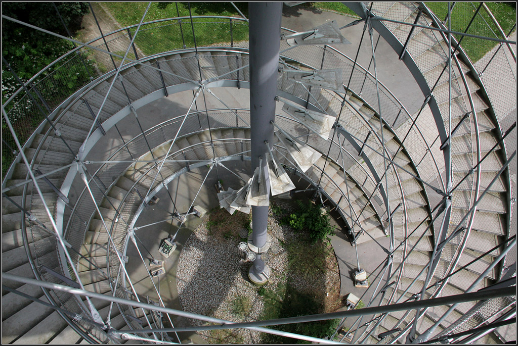 . Turm und mehr - Schlaichturm in Weil am Rhein, Blick nach unten. Der Turm wird durch das Seilnetz gehalten. 20.06.2013 (Matthias)