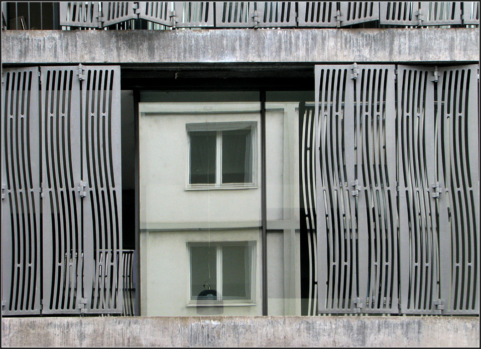 . Wohn- und Geschftsgebude Schtzenmattstrae in Basel: Detailansicht der Fassade mit Spieglung des Gegenbers. 29.08.2010 (Jonas)