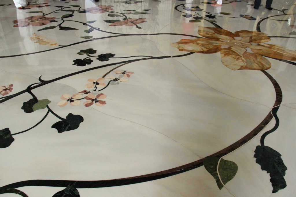 06.12.2012: In der Vorhalle der Sheikh Zayed Moschee von Abu Dhabi, der drittgrten der Welt, besteht der Fuboden aus Marmorplatten mit wunderschnen Blumenmotiven.
