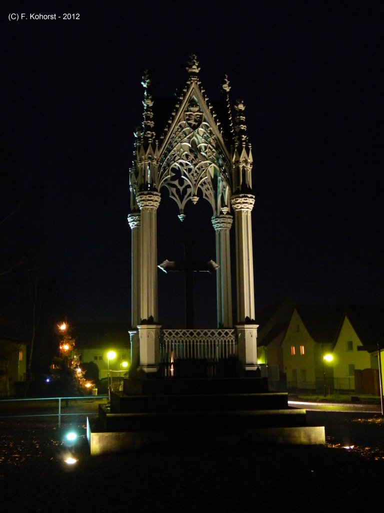 18.12.2012: Ltzen - OT-Grogrschen - bei Nacht. Denkmal Hessen-Homburg. Zur 100-Jahr-Feier der Schlacht bei Grogrschen 1913 errichtet (Entwurf: Schinkel), 1973 abgerissen und 1998 wieder aufgebaut.