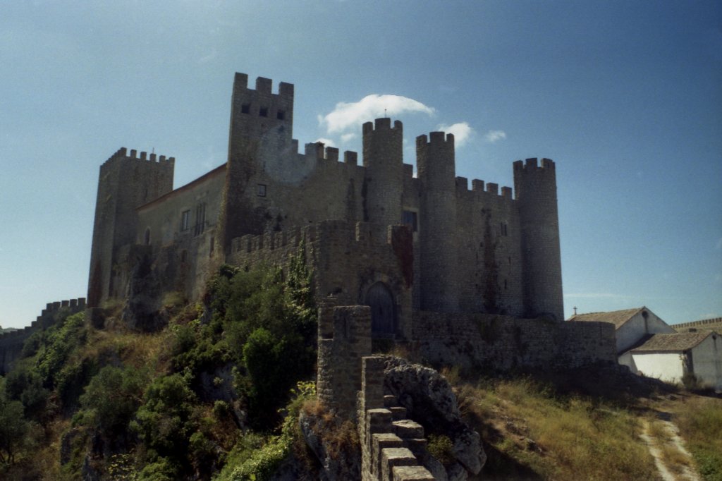 BIDOS (Concelho de bidos), 30.08.1985, Blick auf die im 13.Jh. errichtete Burg, in der heute eine Pousada (staatlich betriebenes Hotel) untergebracht ist (eingescanntes Foto)