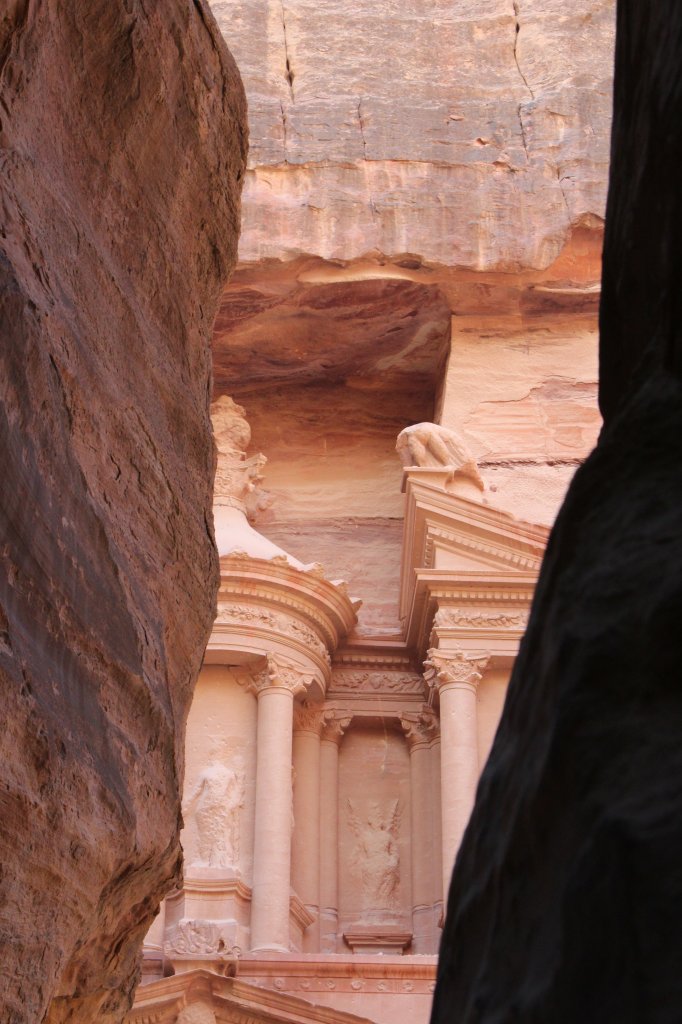 25.11.2012, Felsenstadt Petra: Von der tiefen Schlucht des Siq, welche am Ende nur ca. 2m breit ist, blickt man zum Kazhne, dem Schatzhaus der Nabater