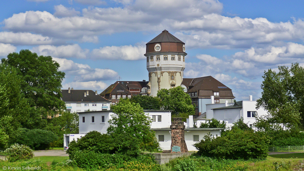 52 Meter hoher Wasserturm an der Mannheimer Luzenbergschule, 29.07.2012.
