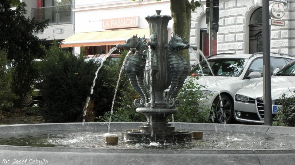 Aachen-Burtscheid - Seepferdchenbrunnen, 1953, Knstler: Gerhard Thomalla , ursprnglicher Standort bis in die 1970er Jahre in der Rotunde Elisenbrunnen, Bronze auf dunklem belgischen Marmor (19.10.2012)