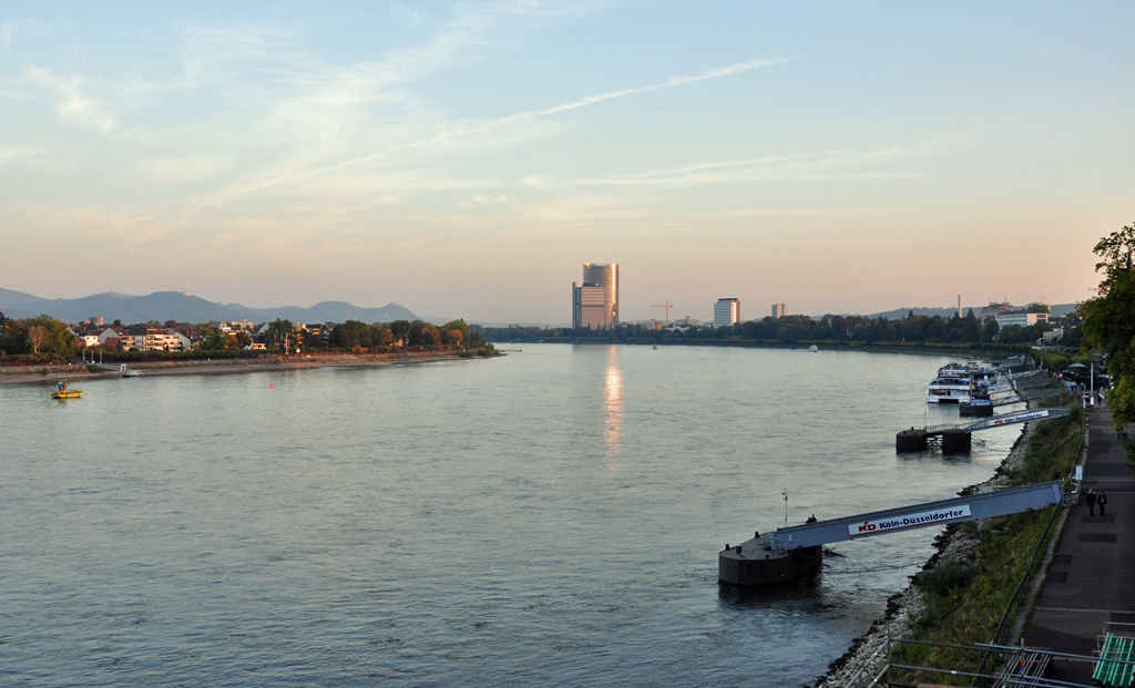 Abenddmmerung ber dem Rhein in Bonn, mit dem Telekom-Tower und Siebengebirge im Hintergrund - 08.10.2010