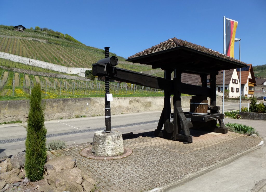 Achkarren, die historische Weinpresse steht am Ortseingang, April 2013