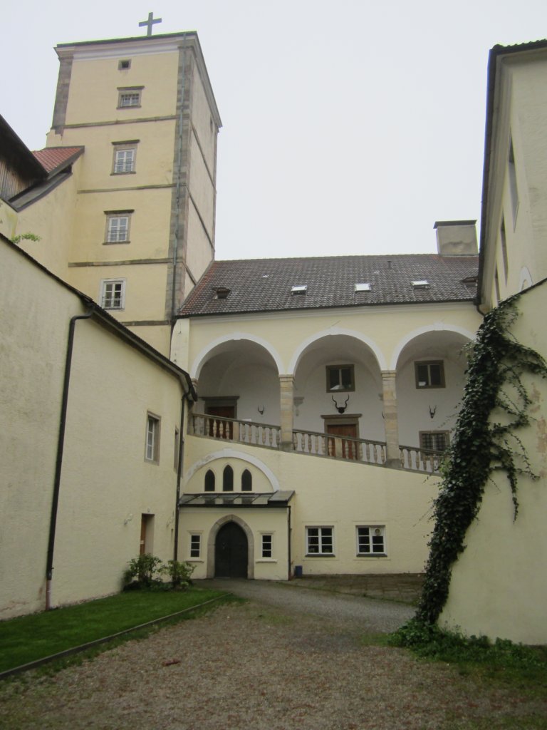 Alberndorf, Schloss Riedegg, lteste Teile von 1150, Umbau zum Schloss im 17. Jahrhundert, heute Bildungshaus der Missionare von Mariannhill (04.05.2013)