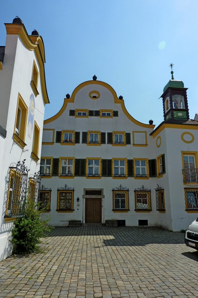 Allersberg, das Heckelhaus von 1721, benannt nach dem Fabrikbesitzer, die Stadt war eine Hochburg fr Leonische Erzeugnisse, das Trmchen (rechts) ist das Wahrzeichen der Allerberger Drahtzieher, Mai 2012