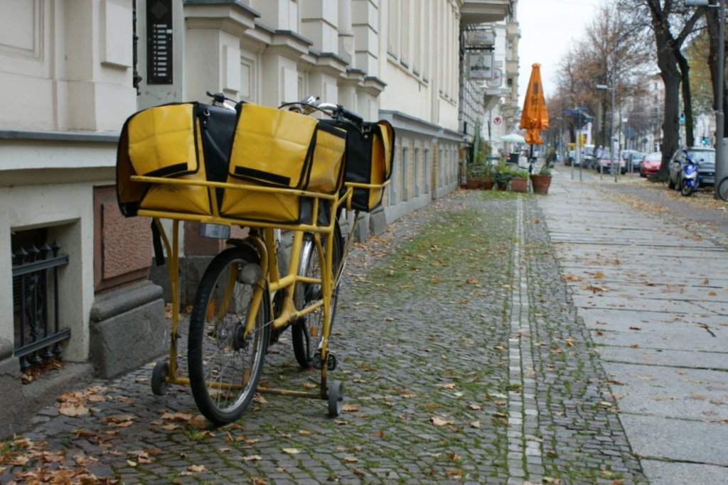 Alltag in Leipzigs Strassen: Viel Post ist zu verteilen, mit dem Fahrrad kein Problem.
(November 2009)