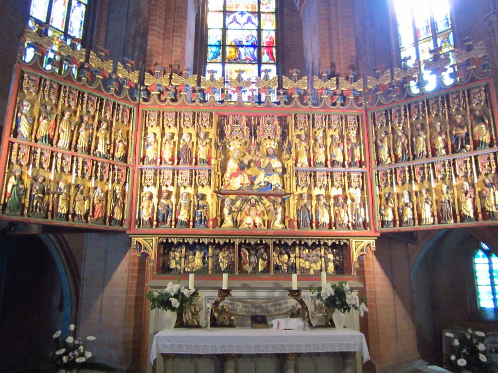 Altentreptow, St. Petri Kirche, Schnitzaltar mit 40 Heiligen Figuren aus der 
2. Hlfte des 15. Jahrhundert (24.05.2012)