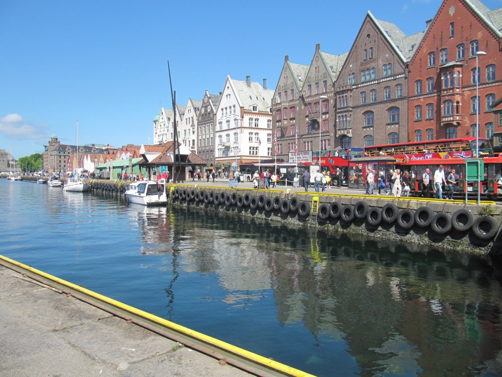 Altstadt und Hafen in Bergen im Juni 2012.