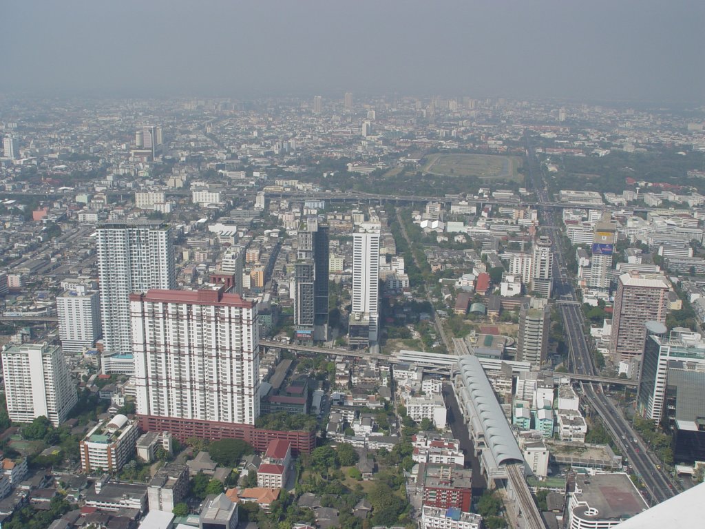 Am 14.01.2011 Blick vom Baiyoke Tower 2 auf Bangkok. Im Vordergrund der Endbahnhof der neuen Schnellbahnstreck zum Flughafen, gequert von der Strecke des Skytrain.
